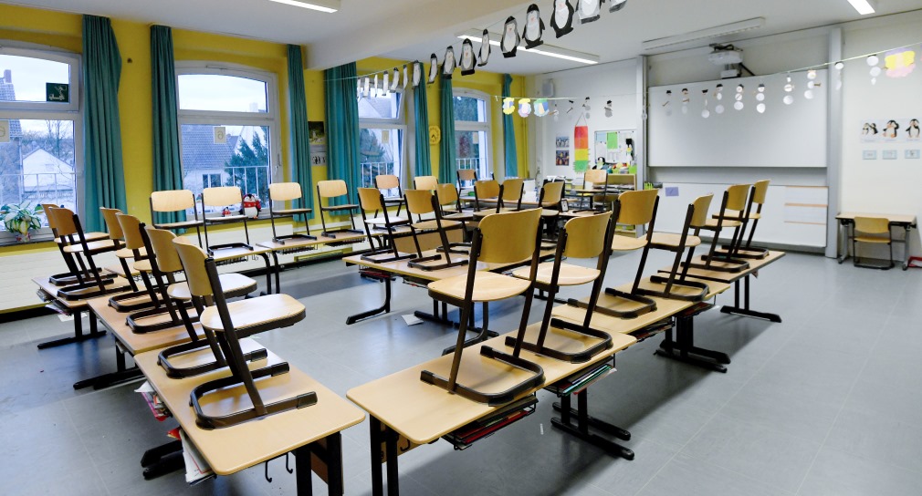 ARCHIV - 12.03.2020, Nordrhein-Westfalen, Gelsenkirchen: Stühle stehen in einem Klassenzimmer in einer Grundschule auf den Tischen. Schulministerin Gebauer (FDP) rechnet für den heutigen Freitag mit einer Entscheidung über Schulschließungen in NRW. Auch über Kitas solle in diesem Zusammenhang entschieden werden, sagte Gebauer am Morgen bei WDR5. Foto: Caroline Seidel/dpa +++ dpa-Bildfunk +++